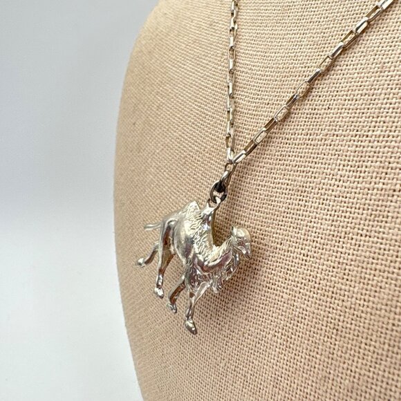 VTG Silver Tone Three Dimensional Camel Pendant Necklace Size 22.5" Length - Picture 3 of 10